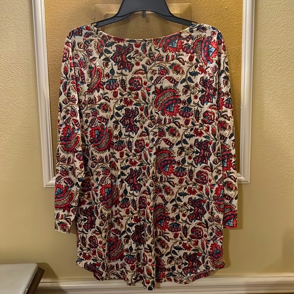 Like new - 3/4 sleeve, V-neck top by Lucky Brand Size XL - Picture 2 of 4